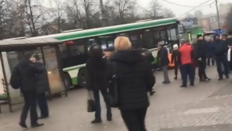 Λεωφορείο έπεσε σε στάση στη Μόσχα – Τρεις τραυματίες – ΦΩΤΟ – ΒΙΝΤΕΟ